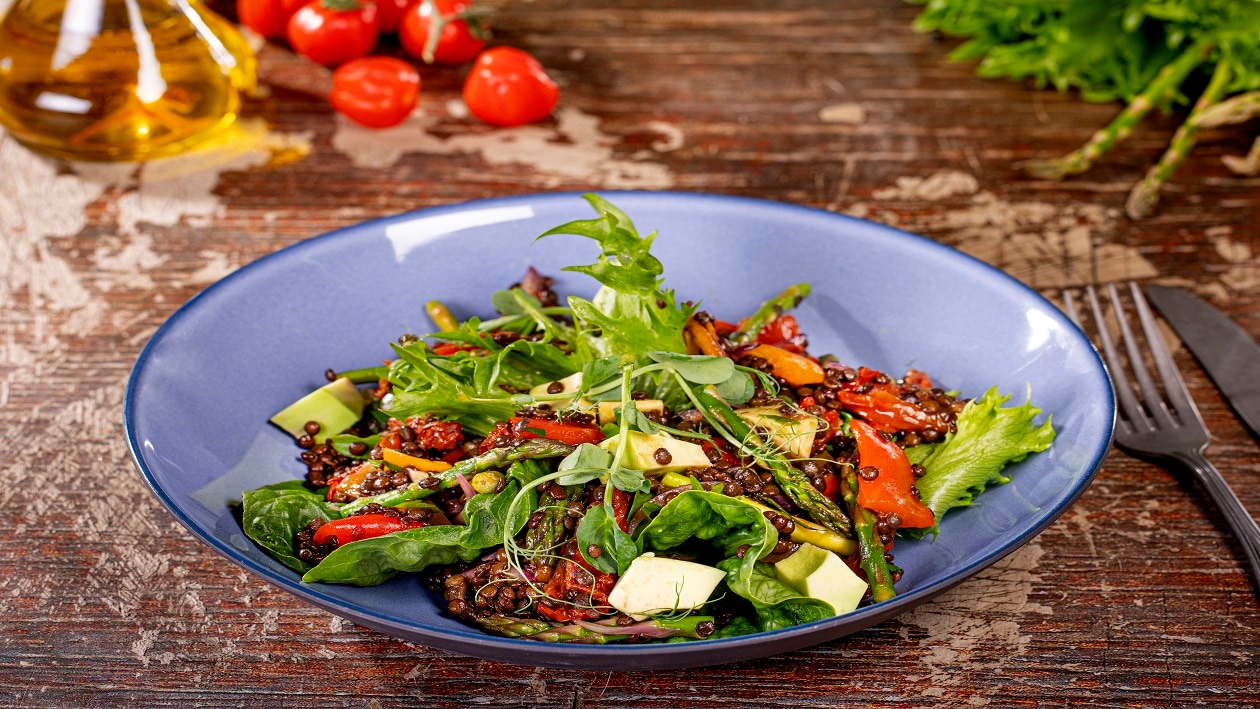 Sałatka z czarnej soczewicy z suszonymi pomidorami i awokado